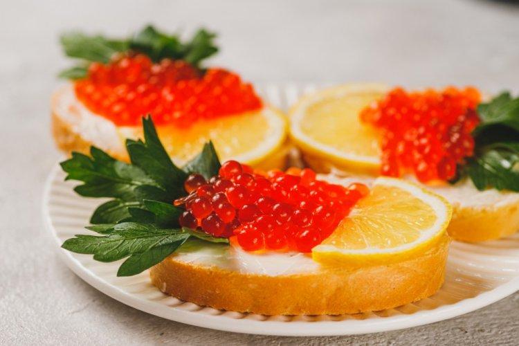 Бутерброды с красной рыбой, творожным сыром и красной икрой