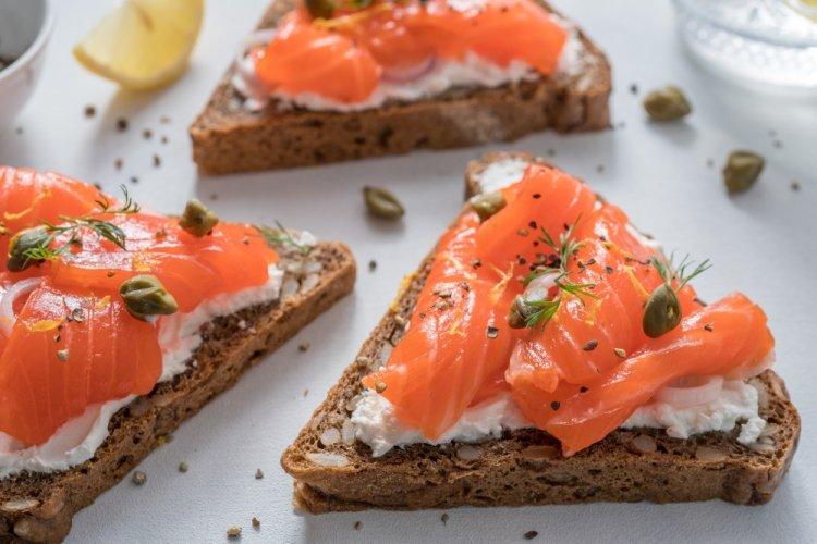 Бутерброды с творожным сыром, красной рыбой и каперсами