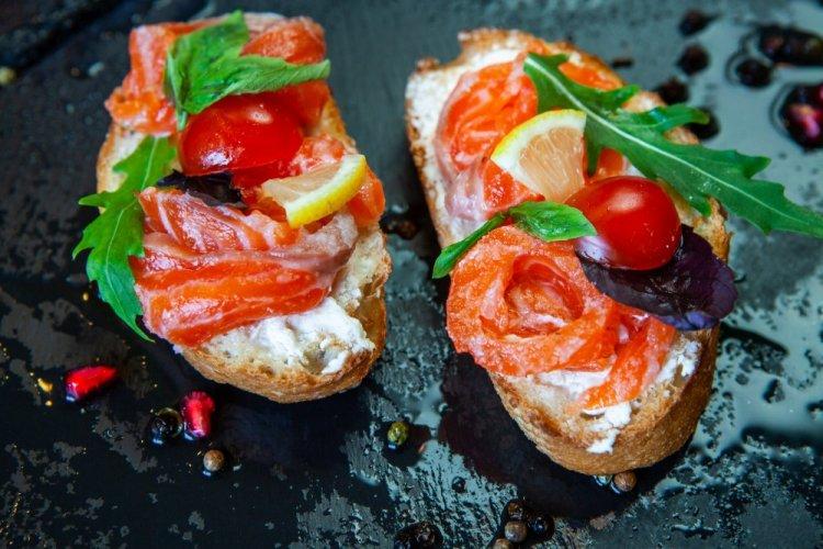 Бутерброды с творожным сыром, красной рыбой и помидорами черри