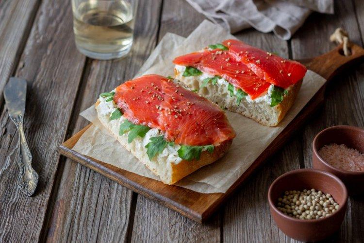 Бутерброды с красной рыбой, творожным сыром и рукколой