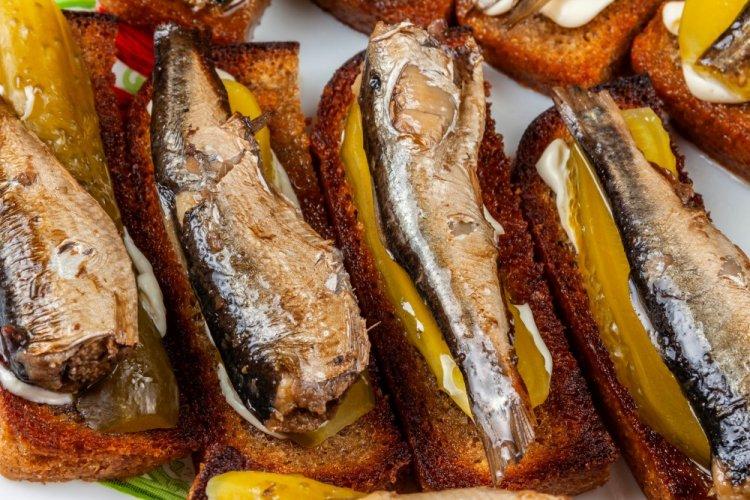 Бутерброды со шпротами, соленым огурцом и черным хлебом