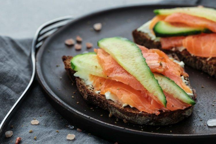 Бутерброды с черным хлебом, семгой и огурцом