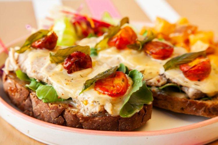 Бутерброды с курицей, помидором и черным хлебом