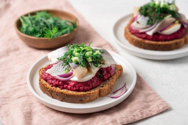 Бутерброды с селедкой, свеклой и черным хлебом
