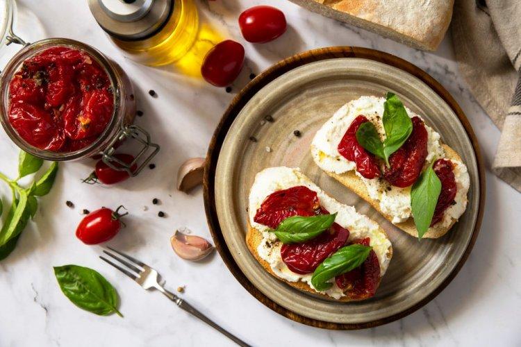 Бутерброды с моцареллой и вялеными помидорами