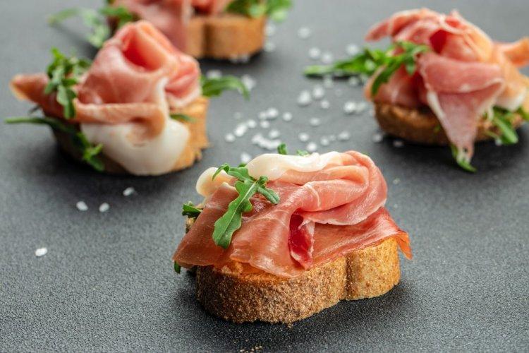 Бутерброды с вялеными помидорами и хамоном