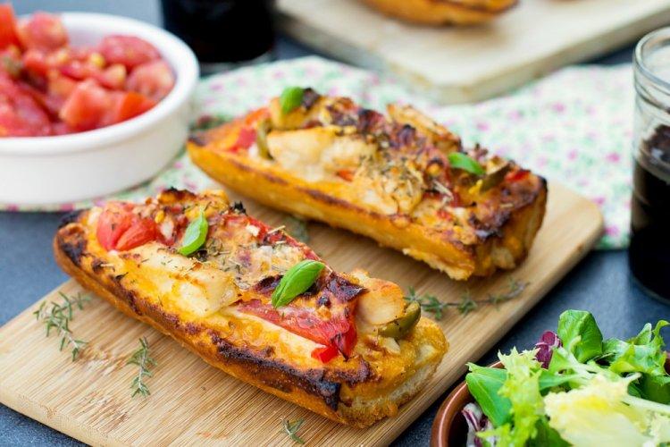 Горячие бутерброды с курицей, вялеными помидорами и песто