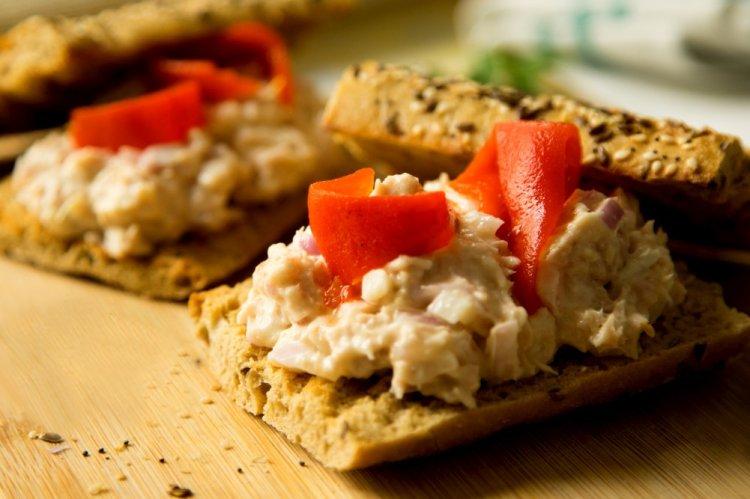 Бутерброды с тунцом и вялеными помидорами