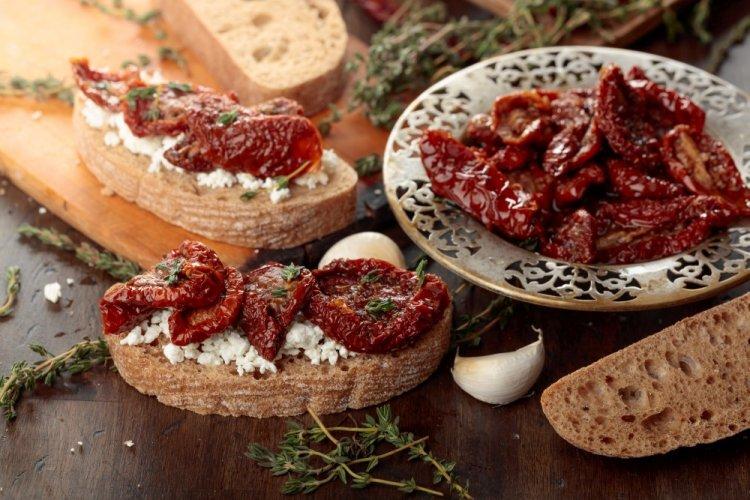 Бутерброды с вялеными помидорами, козьим сыром и орехами