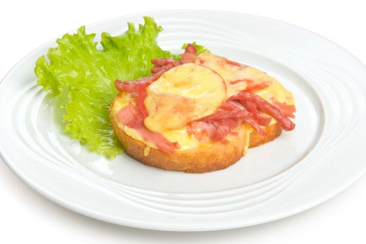 Горячие бутерброды с колбасой, помидором и сыром