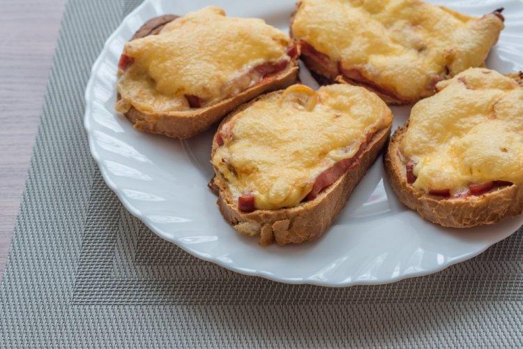 Горячие бутерброды с колбасой, сыром и зеленым луком