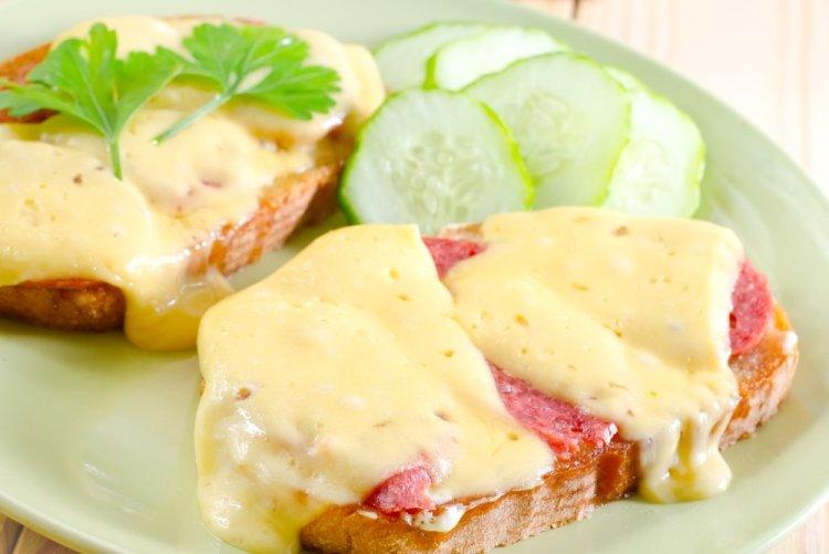 Горячие бутерброды с колбасой, маринованным луком и сыром