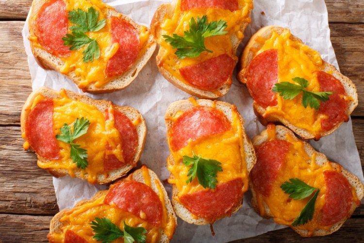 Горячие бутерброды с колбасой, сыром и петрушкой