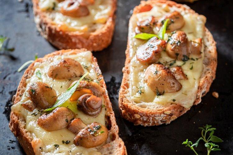 Горячие бутерброды с грибами, колбасой и сыром