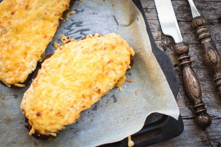 Горячие бутерброды с колбасой, сыром и горчичным соусом