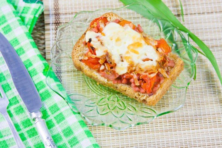 Горячие бутерброды с колбасой, корейской морковью и сыром