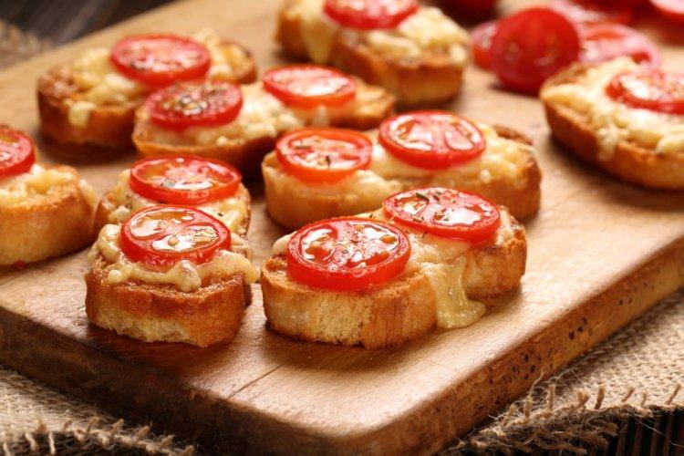 Горячие бутерброды с колбасой, сыром и помидорами черри