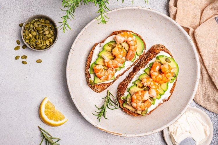 Брускетты с авокадо, креветками и творожным сыром