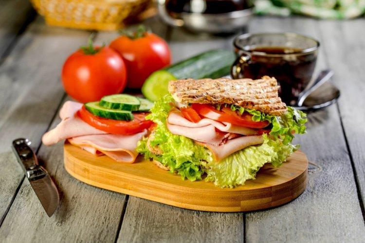 Бутерброды с ветчиной, овощами и сыром