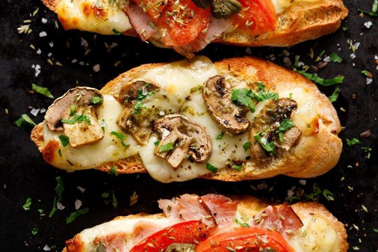 Горячие бутерброды с ветчиной, шампиньонами и сыром