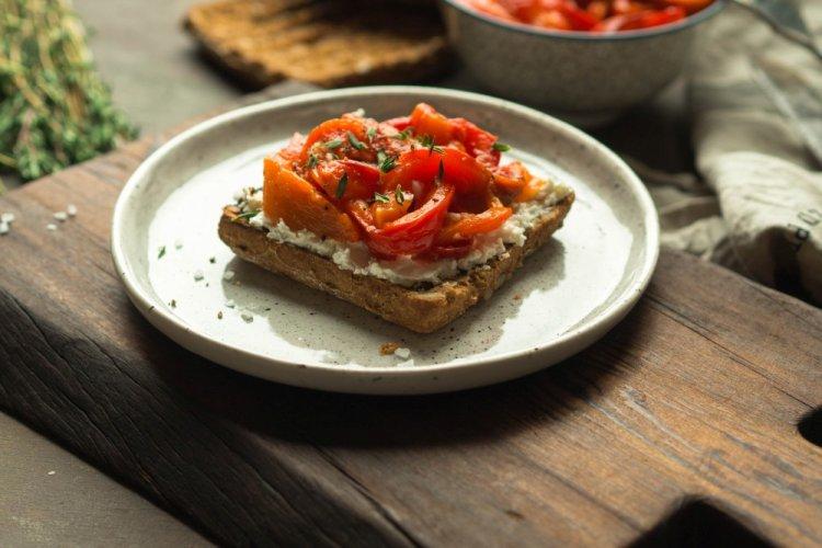 Бутерброды с запеченным перцем, ветчиной и фетой