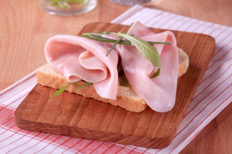 Бутерброды с ветчиной, яйцом и зеленым луком