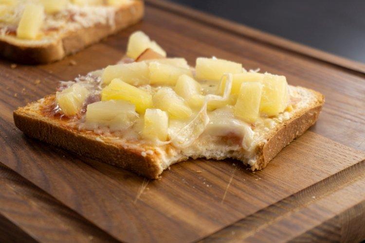 Горячие бутерброды с ветчиной, ананасом и моцареллой