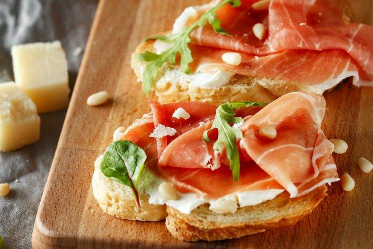 Бутерброды с творожным сыром, ветчиной и грецкими орехами