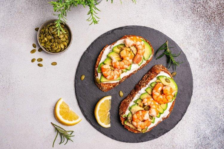 Бутерброды с авокадо, креветками, каперсами и лимонной цедрой