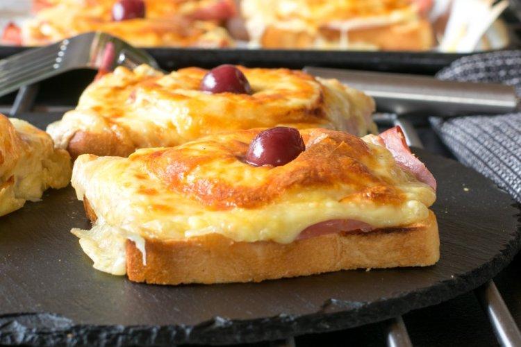 Бутерброды с беконом, ананасами и сыром в аэрогриле