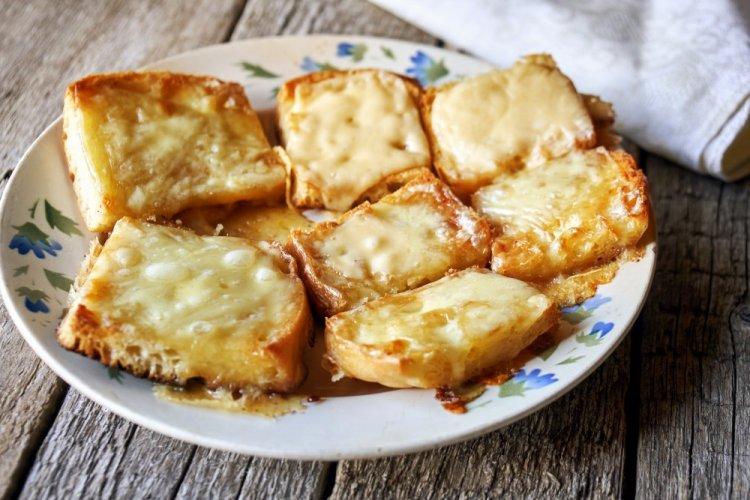 Бутерброды с моцареллой, беконом и песто в аэрогриле