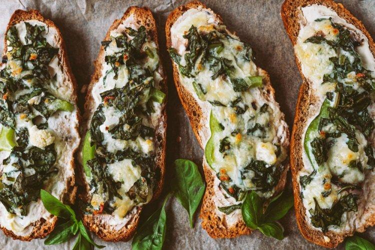 Бутерброды с беконом, сыром и шпинатом в аэрогриле