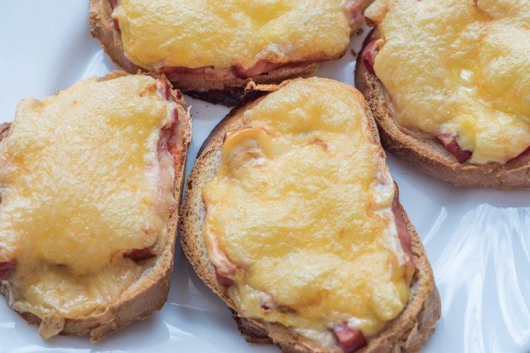 Горячие бутерброды с ветчиной, маслом и сыром