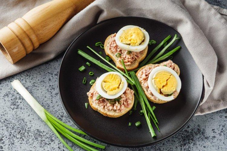 Бутерброды с тунцом, яйцами, маслом и сыром