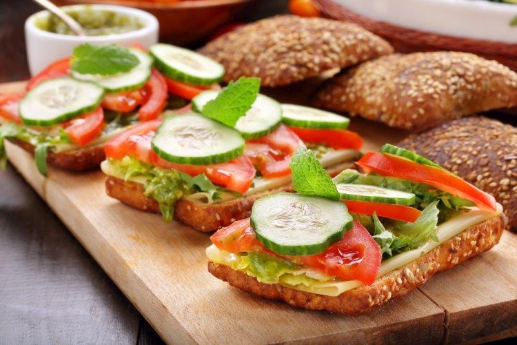 Бутерброды с овощами, маслом и сыром