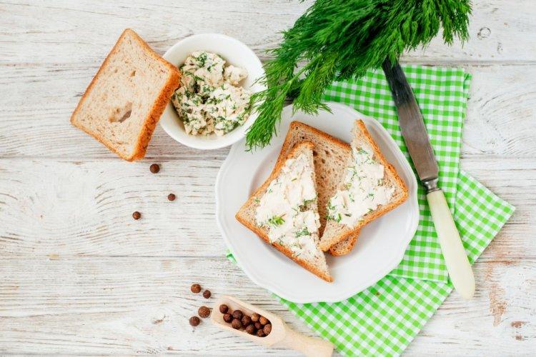 Бутерброды с чесночным маслом и плавленым сыром