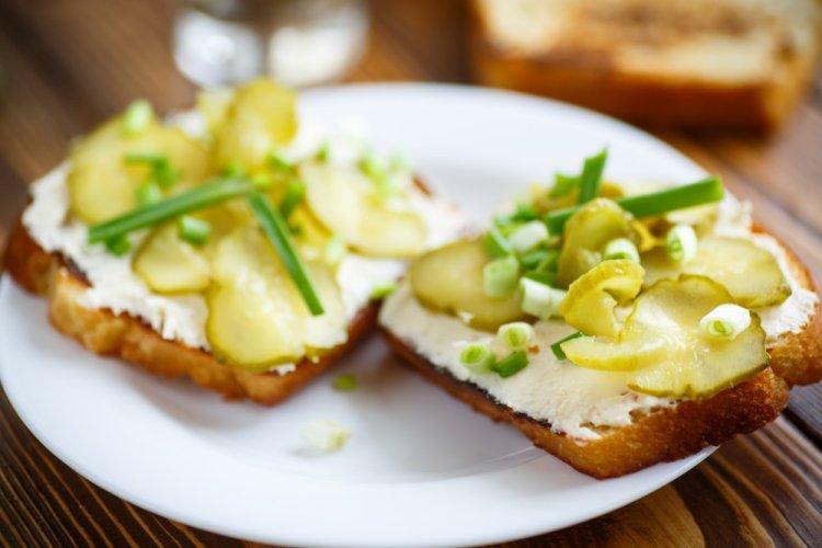 Бутерброды с горчичным маслом, сыром и маринованными огурцами