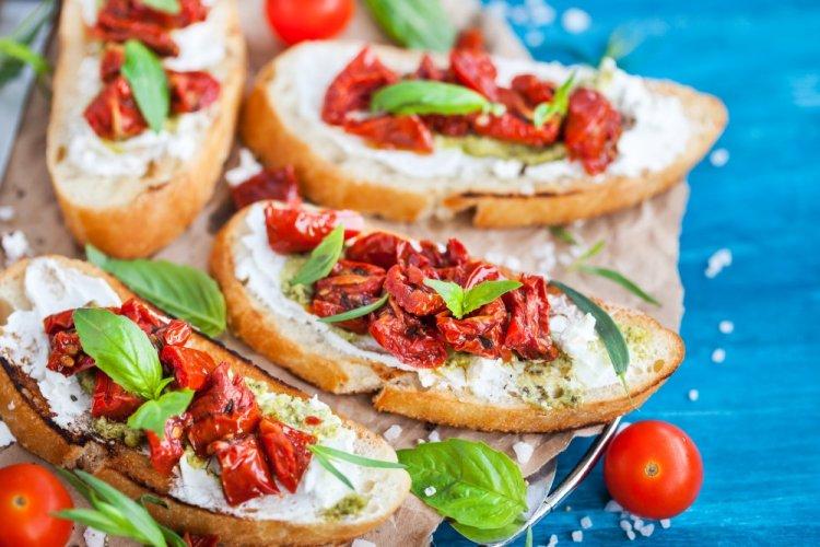 Бутерброды с вялеными помидорами, маслом и сыром