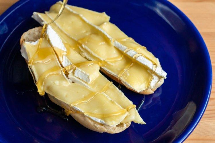 Бутерброды с сыром Бри, маслом и орехами
