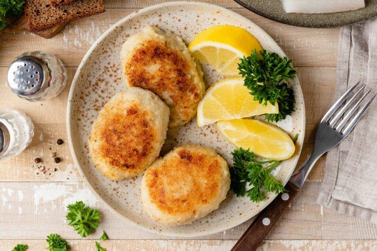 Котлеты из кальмаров с хлебом и луком