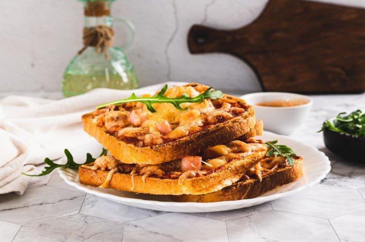 Бутерброды с колбасой, корейской морковью и сыром в аэрогриле