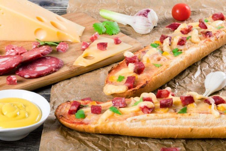 Бутерброды с колбасой, кукурузой и сыром в аэрогриле
