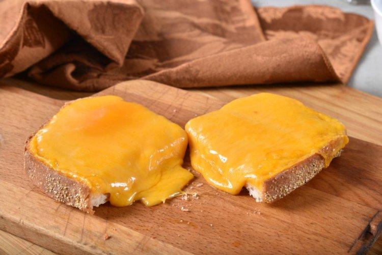 Бутерброды с колбасой, сыром и маринованным огурцом в аэрогриле