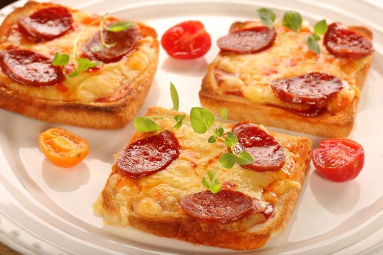 Бутерброды с колбасой и творожным сыром в аэрогриле
