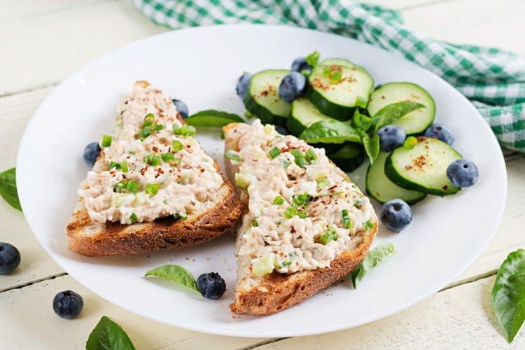 Бутерброды с тунцом, яйцами и огурцом