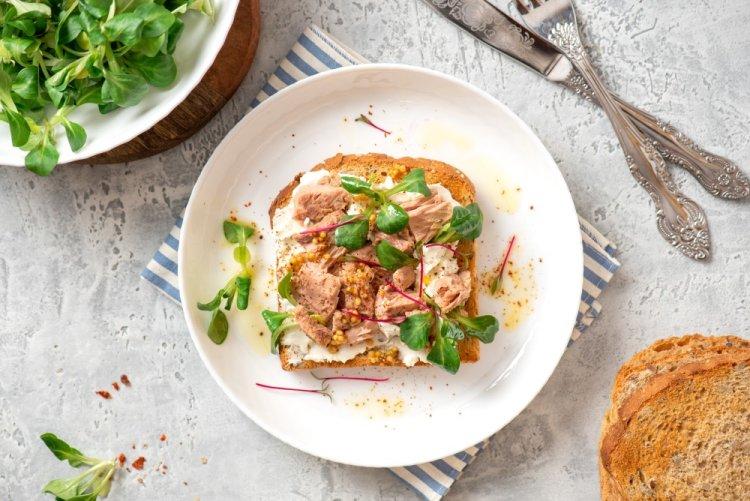 Бутерброды с тунцом, яйцом и плавленым сыром