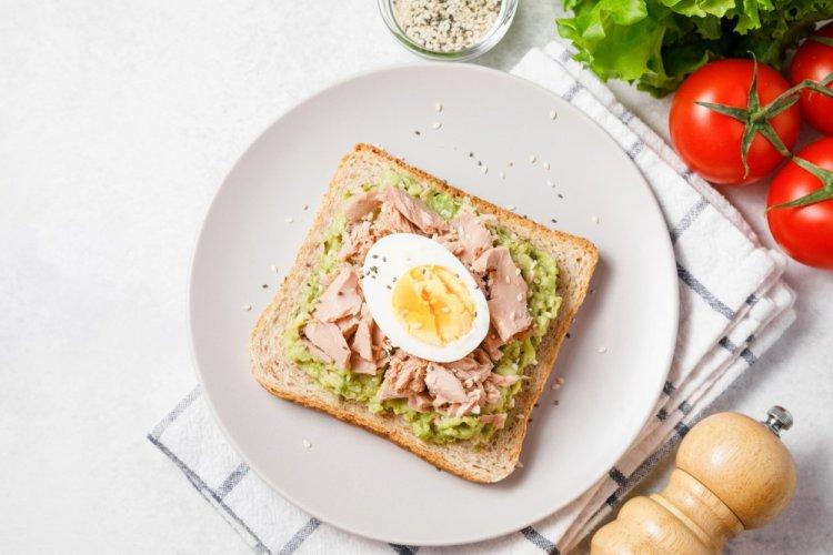 Бутерброды с тунцом, яйцами и авокадо