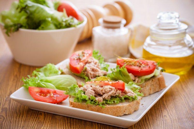 Бутерброды с тунцом, яйцом и помидорами