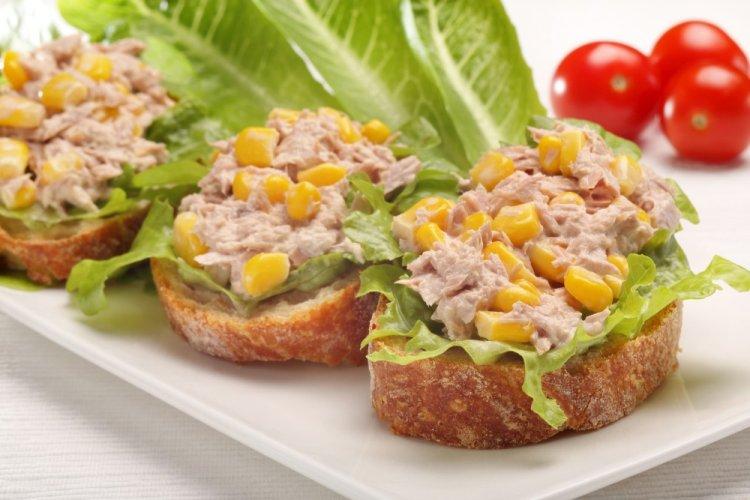 Бутерброды с тунцом, яйцами и консервированной кукурузой