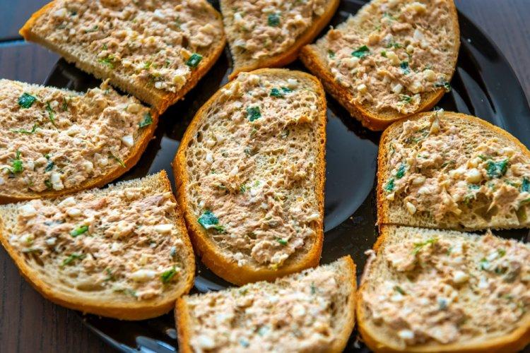Бутерброды с тунцом, яйцом и зеленым луком